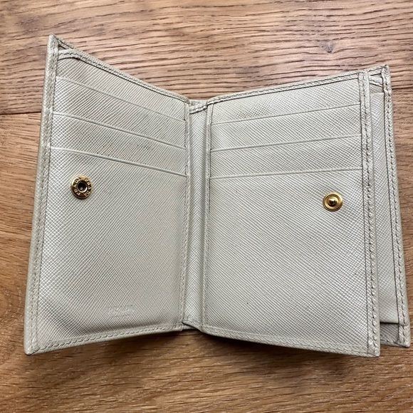 Authentic Prada saffiano wallet - Picture 3 of 9